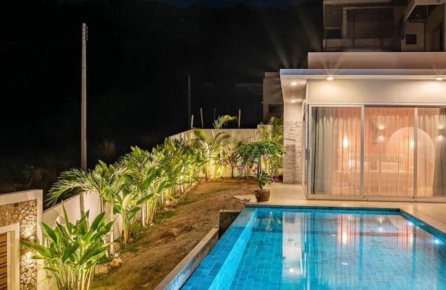 Luxurious 4-bedroom villa near Chaweng Beach with private pool, mountain views, and WiFi
