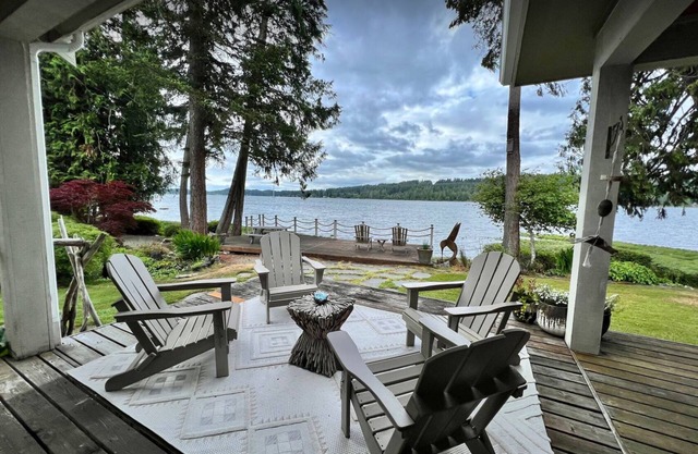 Luxurious 4-bedroom beachfront home with AC, gym and sport court in Belfair