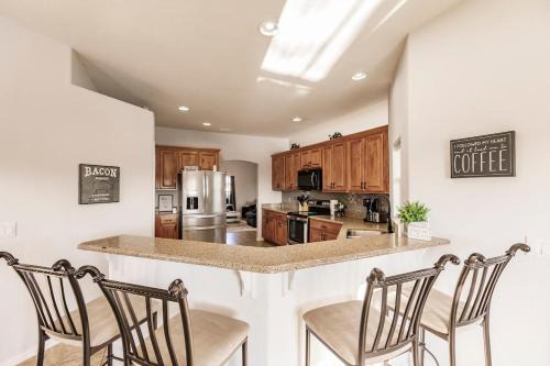Luxurious 4 Bedroom Canal-Front Home, Pet Friendly