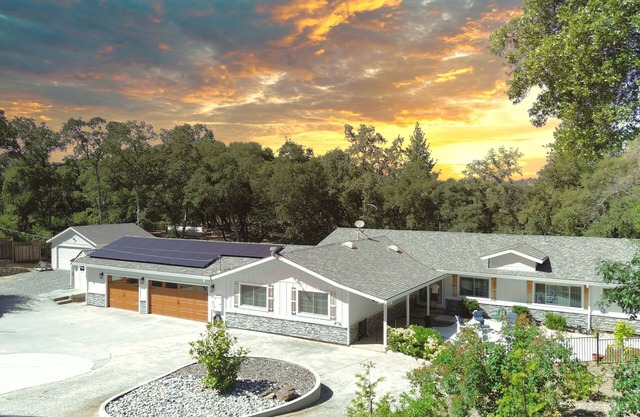 Charming 4-bedroom house with WiFi and AC in delightful Auburn