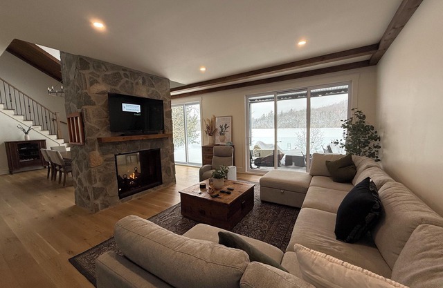 Luxurious 4 Bedroom Lakehouse, Ski, Outdoor, Double sided Fireplace
