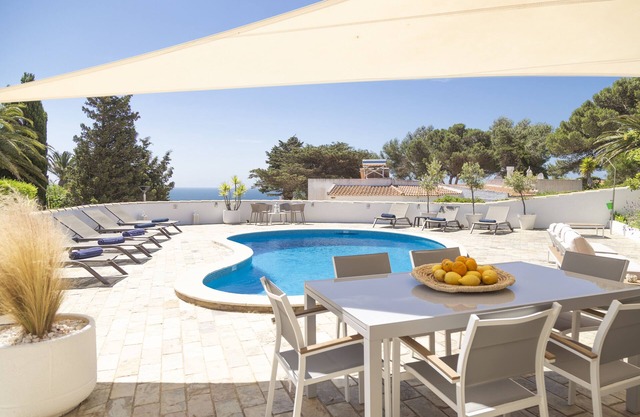 Luxurious 4 bedroom villa with heated pool and beautiful ocean view in Salema