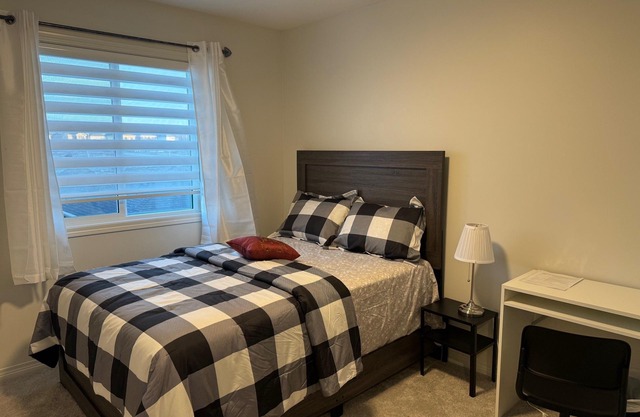 Luxurious | 4 Bedrooms| Main Floor of House| Families| Groups| Individuals|