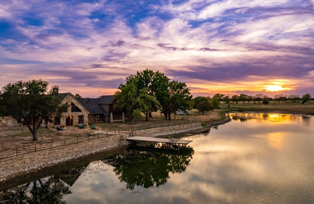 Luxurious 4 BR Farmhouse with Private Lake
