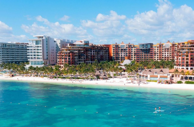 Luxurious 4 Diamond Resort - Cancún - Steps from the Beach!