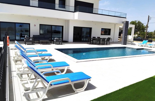 Luxurious 4 Ensuite Villa,Private Pool,Serene Garden,Sea Views &Private Parking!