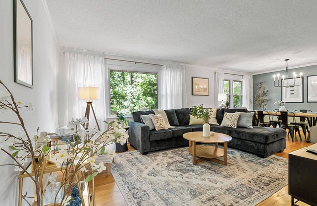 Luxurious 4BD near Downtown, NCSU, RDU airport, with movie room, games, & more!