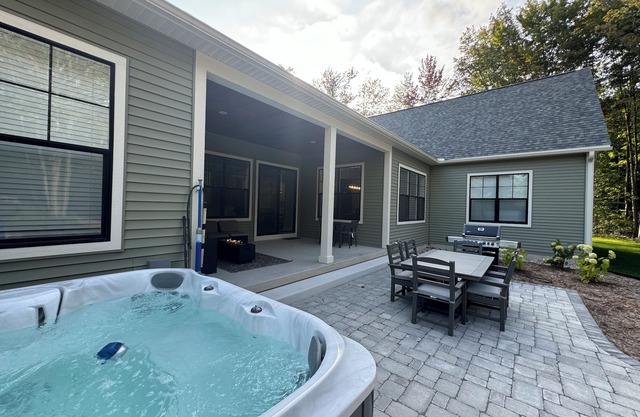 Luxurious 5 bdrm home w/private hot tub, free shuttle to Crystal Mountain!