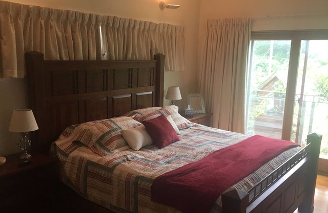Luxuriöses 5-Schlafzimmer-Haus in der Nähe von Lake und Queens
