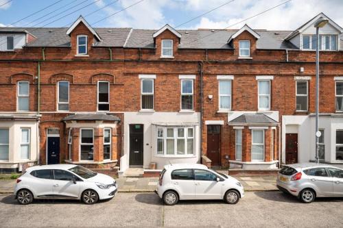 Luxurious 5 Bedroom Home near City Centre