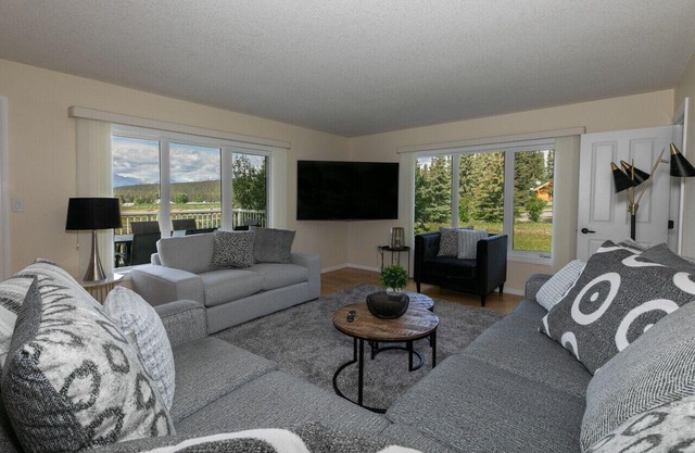 LUXURIOUS 5-Br Acreage | Year-Round Heated Pool & HotTub | Mtn View | Pool Table