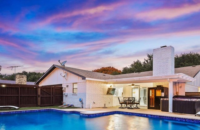 Luxurious 5BR/2B Home with Pool, Grill, Sauna & Game Room