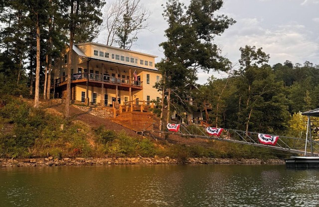 Luxurious 6-bedroom Smith Lake house in tranquil Arley area!