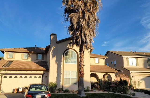 Luxurious 6 bedroom home + whimsical garden