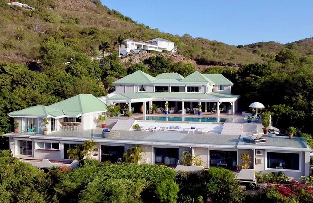 Luxurious 7-Bedroom Villa with Incredible View