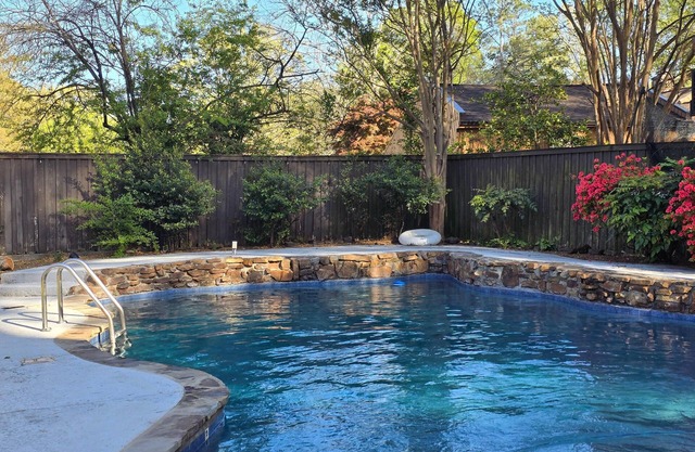 Luxurious 8- BR Mansion with POOL - Near Germantown, Fully Fenced Backyard.