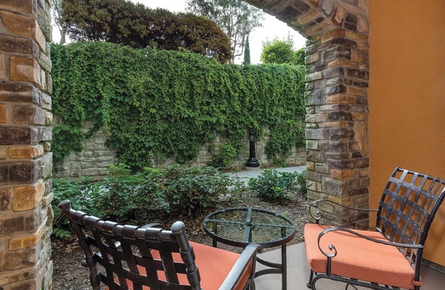 Luxurious Accommodations w/Tuscan Charm. Gateway to the Napa Valley Wine Region