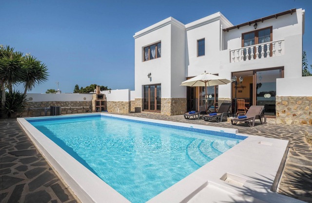 Luxuriöse und geräumige "Villa María" mit Terrasse, Pool, Meerblick und WLAN