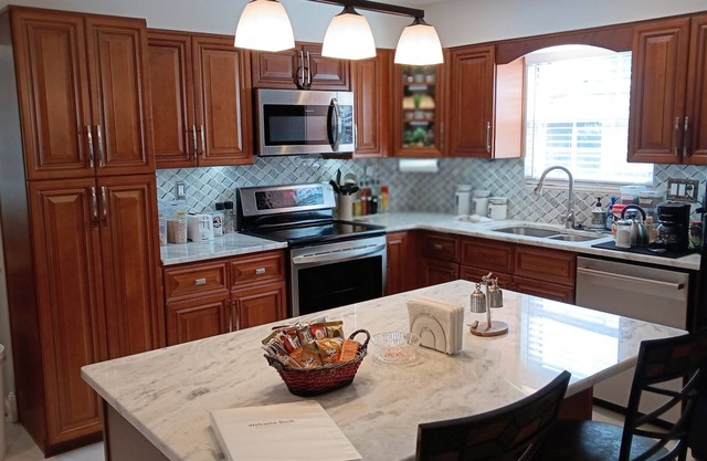 Luxurious and Stylish Home w/ Open Floor Plan! Safe area. Free Parking