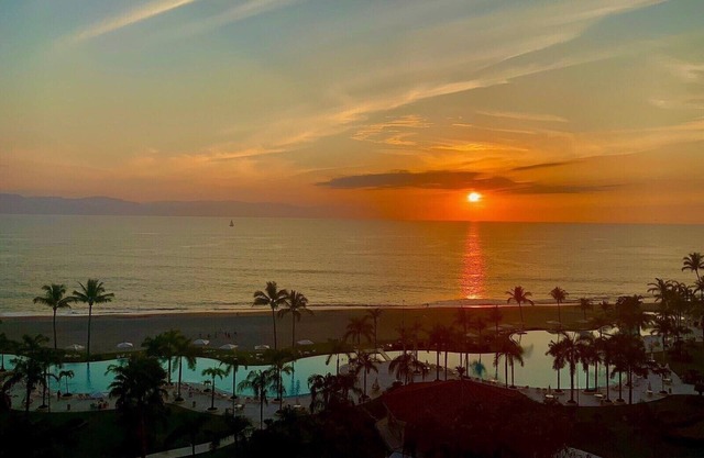 Luxurious and upgraded condominium with unparalleled ocean views!