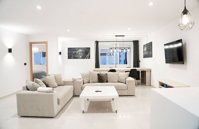 Luxurious apartment 3 min from the beach!