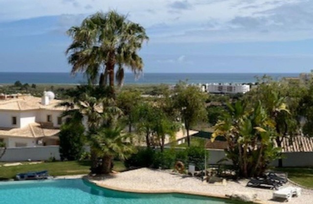 Luxurious apartment, sea view, pool, large gardens and tennis court