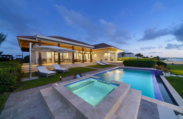 Luxurious Beachfront Home with pool—short golf cart ride away from Hilton casino