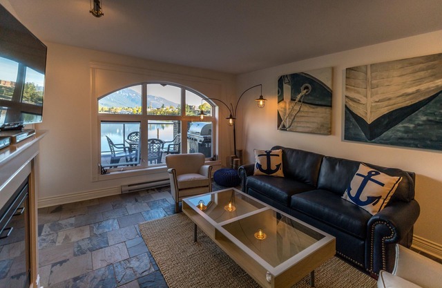 Luxuriöse Strandwohnung in idyllischem und historischem Kaslo, BC.