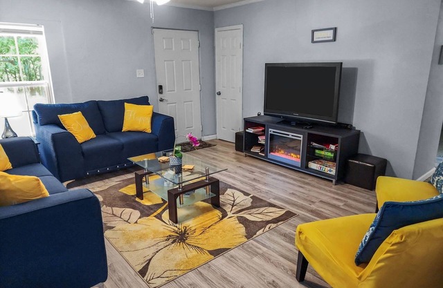 Luxurious beds, remodeled, very clean, quiet neighborhood, big backyard & tree!!