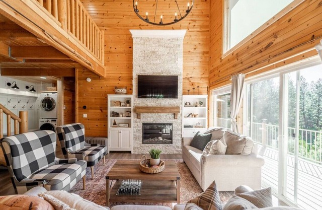 Luxurious Cabin Close to Lake Cascade w/ Hot Tub