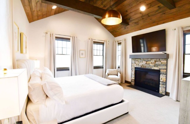 Luxurious Cabin in Picturesque Woodlands | Luxe