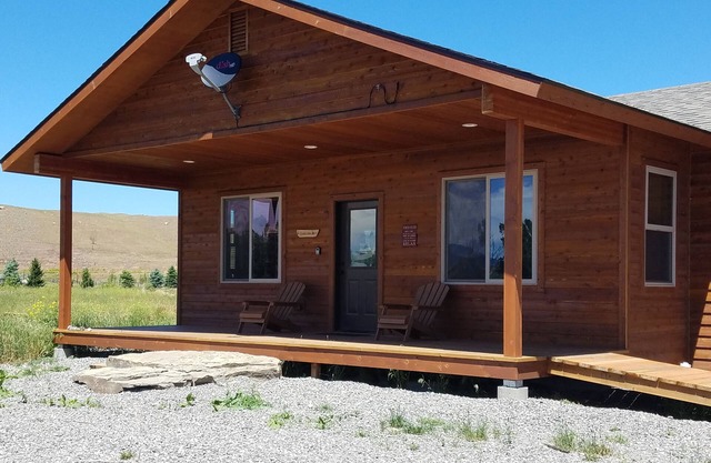 Neue Hütte am Yellowstone River mit Teich, fünf Meilen von Chico