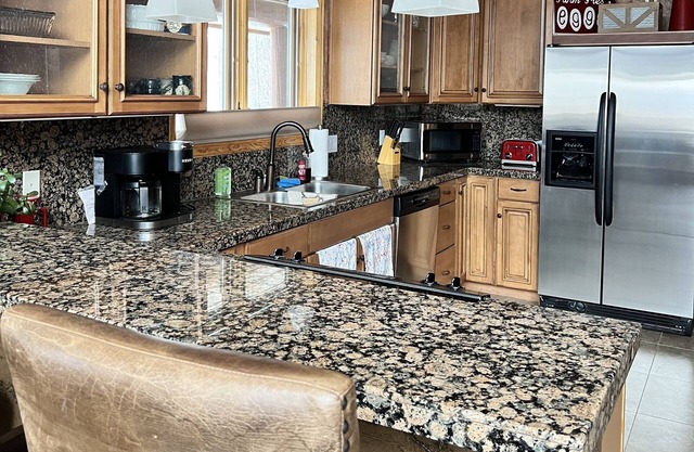 Luxurious Cabin sleeps 6. Powderhorn Ski Resort .5 mile away, 10 min to lakes