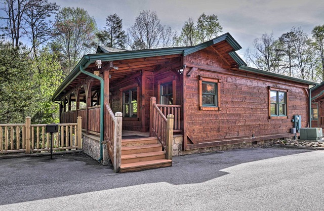 Luxurious cabin with an amazing wooded view