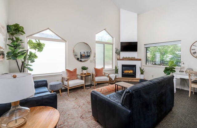 Luxurious CDA Downtown Stay 5-Star, Walk to Downtown & Lake - Garage