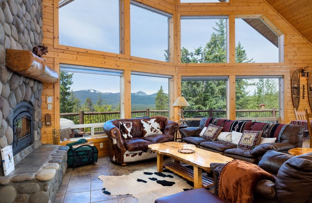 Chalet mit herrlicher Aussicht, einem Whirlpool, einem Grill und einem Kamin. Haustiere willkommen!