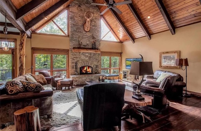 Luxurious Chalet! Hot-tub, Bonfire & A+ Location for Skiing/Town