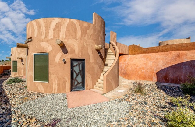 Luxurious Cliff Dwelling W/ hot tub and King Bed ADA accessible