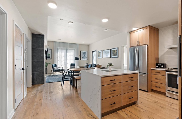 Luxurious Condo| Fireplace and Balcony