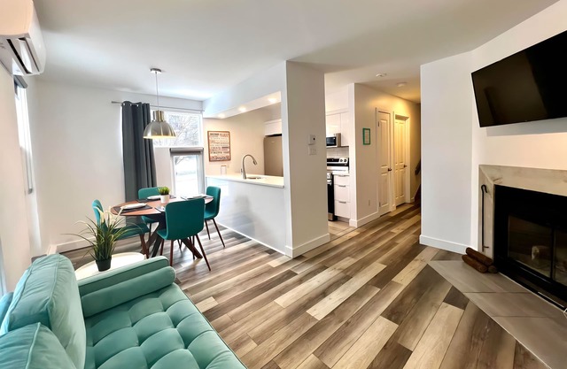 Luxurious condo in downtown Magog with wood fireplace and pool