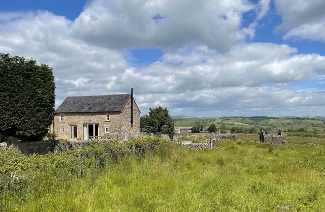 Luxurious Converted Barn with Stunning Views, Log Burner & Roll Top Bath