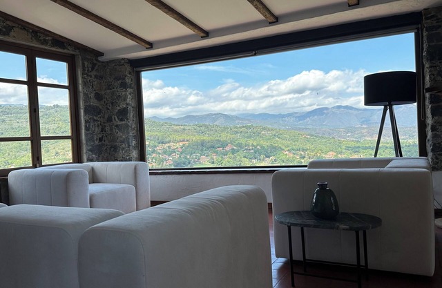 Luxurious country house villa with pool for 2 families (sleeps 10)