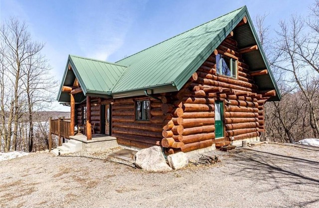 Luxurious Cozy Log Cabin in the Woods, Private getaway at the lake!