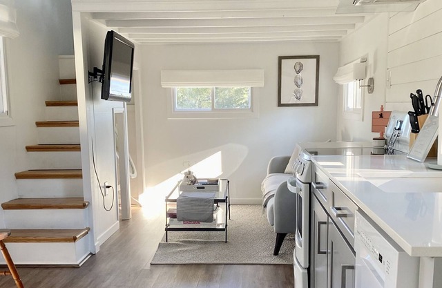 Luxurious Creekside Tiny Home-1 minute walk to the beach