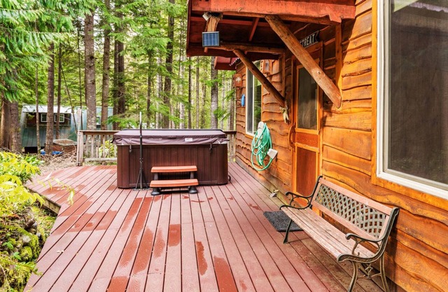 Luxuriöse Custom Cabin in der Nähe von Mt. Rainier Park & White Pass Skigebiet