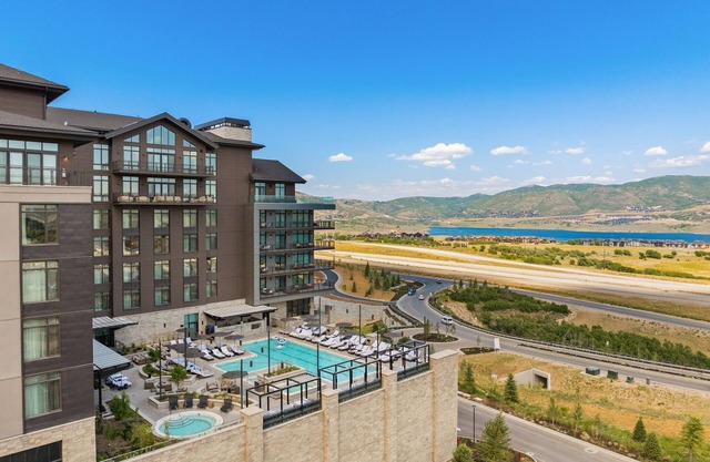 Luxurious Deer Valley Condo for 6 Guests | Mountain Views, 5 Star Amenities