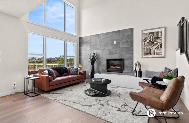 Luxurious Detached House with Private Garage, Lake View, Central AC & More