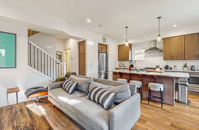 Luxurious, dog-friendly home w/ private hot tub, W/D, AC, WiFi, near slopes