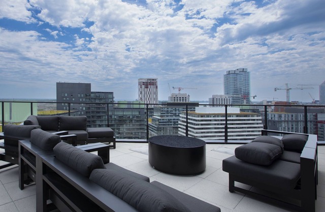 Luxurious Downtown 2 bedroom, 2 bathroom with free parking