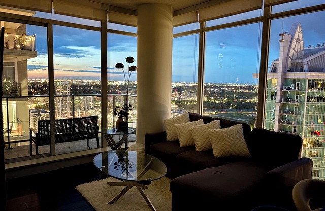 Luxurious downtown condo | gym | A/C | heated underground parking